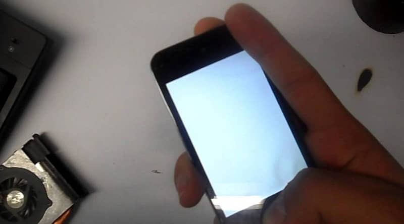 ¿Cómo solucionar la pantalla en blanco de tu móvil, por software o hardware?